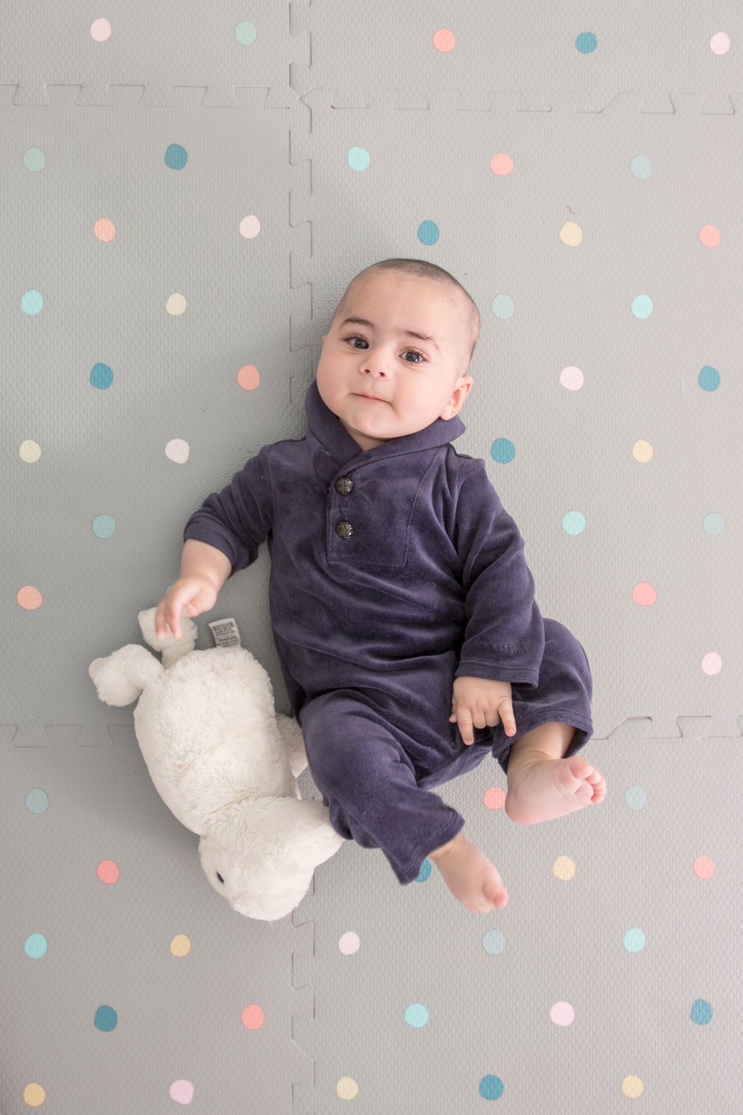 Tapete Armable Gris con Puntos de Colores